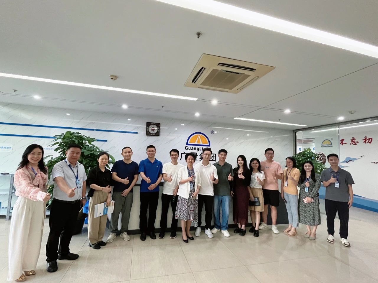 东莞南城城市更新中心携企业考察团莅临4008云顶集团集团参观交流